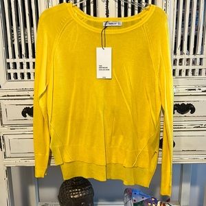 Brand new with tags 🏷️ mustard yellow long sleeve knit light weight sweater.
